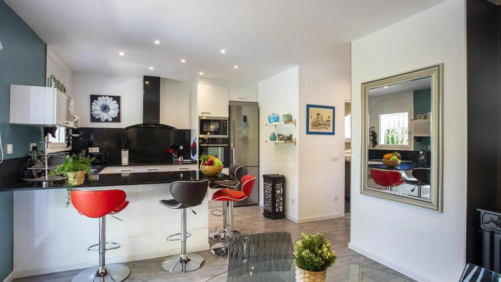Casa Renovada Con 3 Dormitorios, Terraza Y Barbacoa A 3 Km De La Playa En Roses - Hisp-288-46